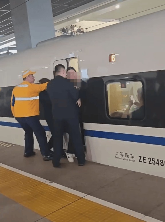 旅客身体不适紧急下车时被车门夹住，上海虹桥站工作人员迅速将其拉出